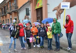 Camminando sotto la pioggia, in giro per la città